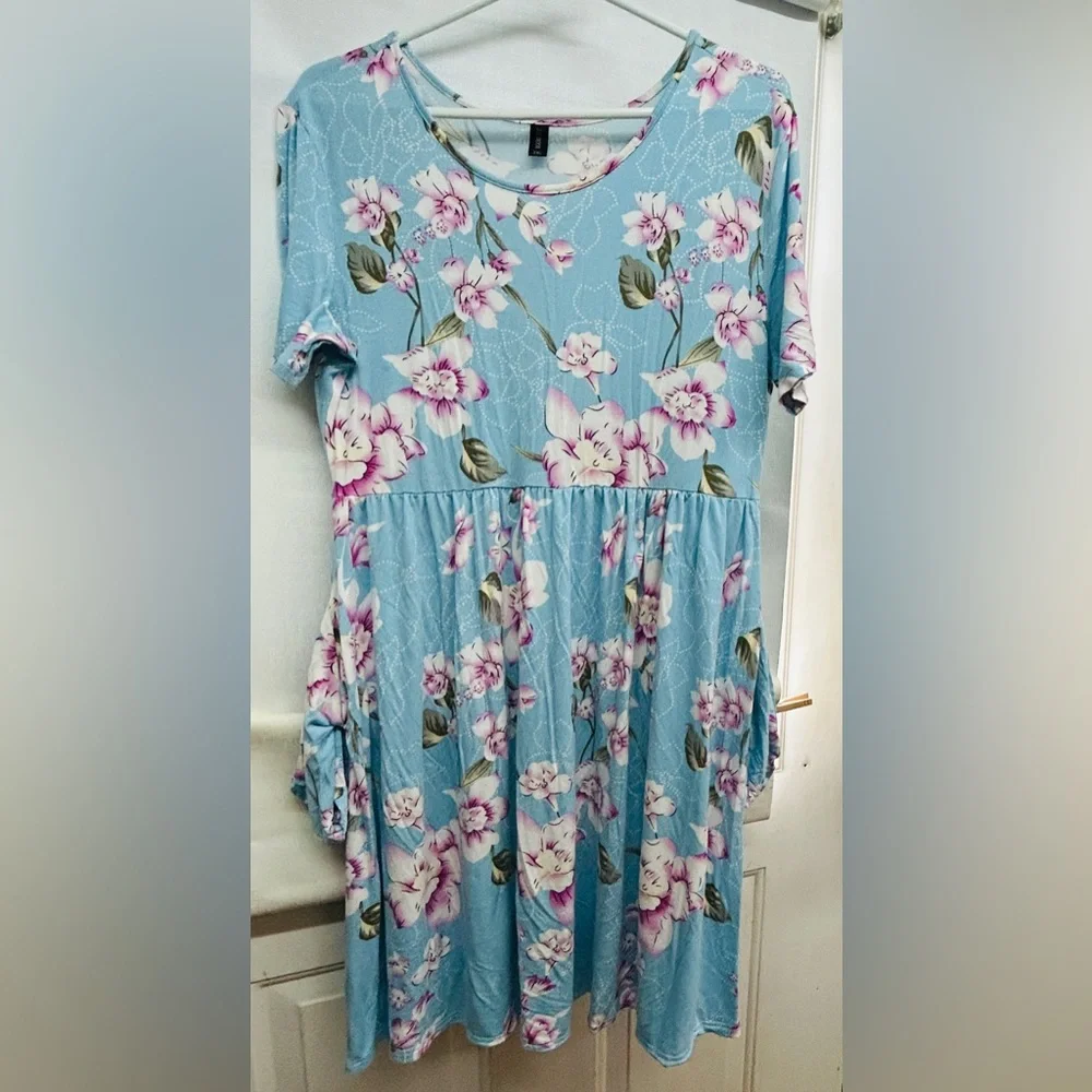 Dress, women’s size 2xl short sleeve with pockets. Hits just at the knees. - Picture 1 of 3